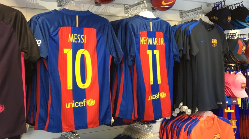 Camisas de Messi e Neymar na loja do Barcelona — Foto: Ivan Raupp