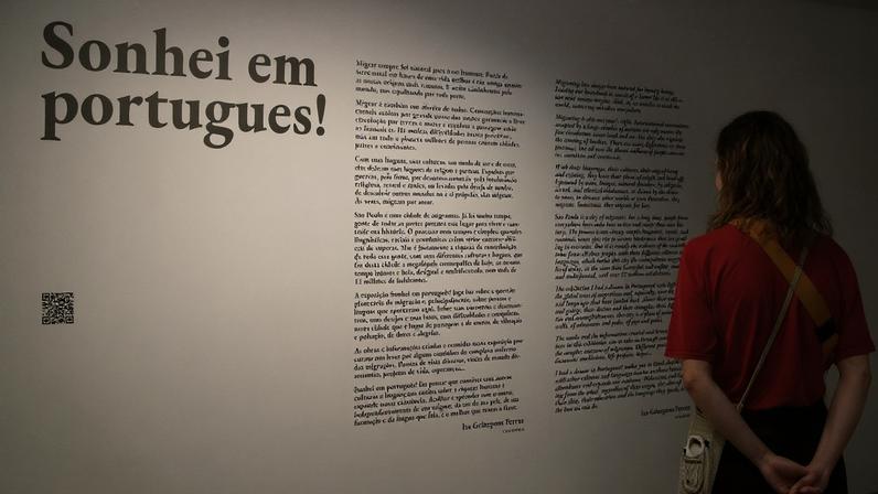 Exposição Sonhei em português!, com curadoria de Isa Grinspum Ferraz, no Museu da Língua Portuguesa.