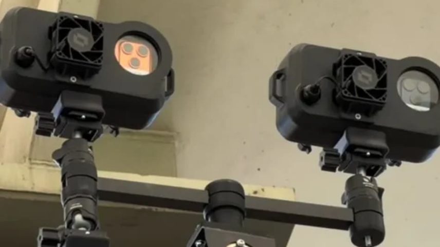 Uso de iPhones no impedimento semiautomático no Maracanã (Foto: Reprodução/X)