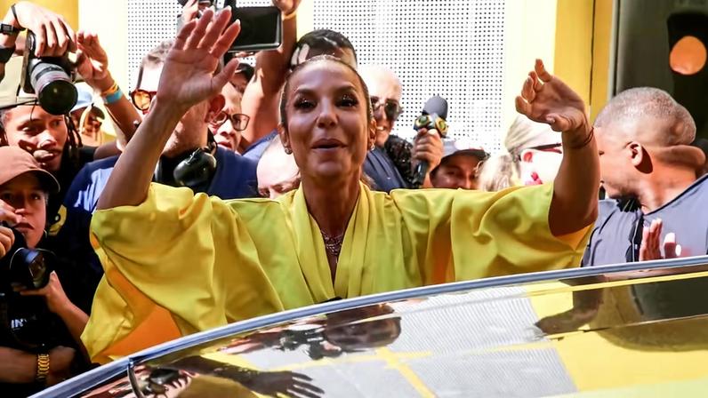 Ivete Sangalo é recebida por multidão na chegada para bloco no Circuito Preta Gil e se emociona — Foto: Victor Chapetta/Brazil News