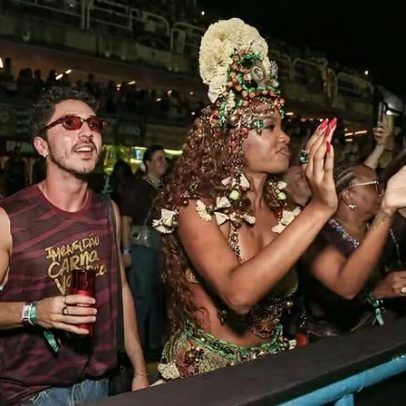 IZA chega com João Vitor Silva para conferir desfiles na Sapucaí