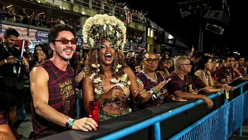 Iza com João Vitor na Sapucaí — Foto: Dilson Silva/Agnews