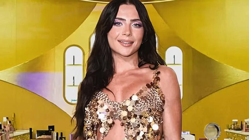 Jade Picon curte primeiro Carnaval em Salvador com look dourado