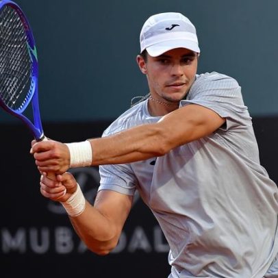 Bicampeão Baez é surpreendido por lucky-loser português