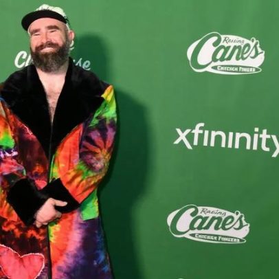 Jason Kelce surpreende fãs com casaco tie-dye na festa do Super Bowl