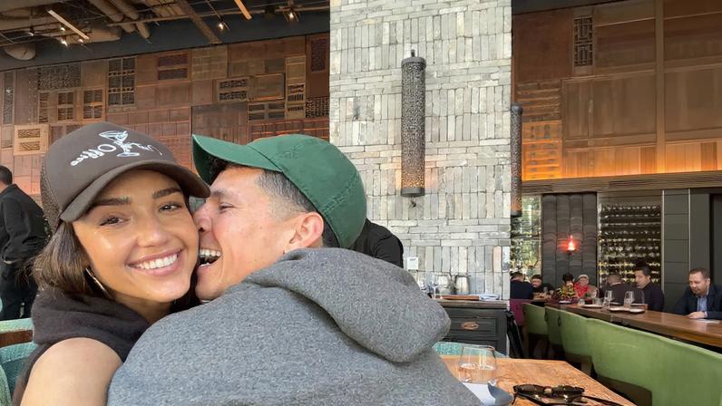 Jessica Alba exibe PDA com Danny Ramirez em Miami