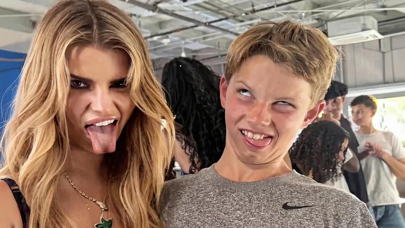 Filho de 12 anos de Jessica Simpson parece mais alto que a mãe em foto
