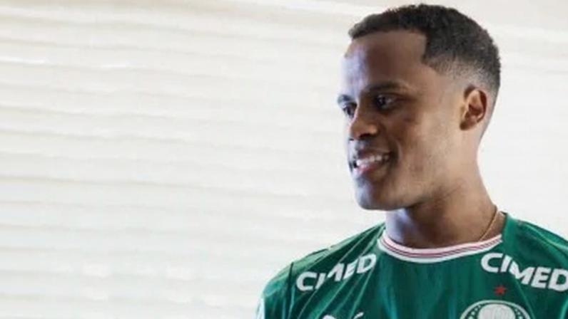 Jhon Arias veste camisa do Palmeiras pela primeira vez