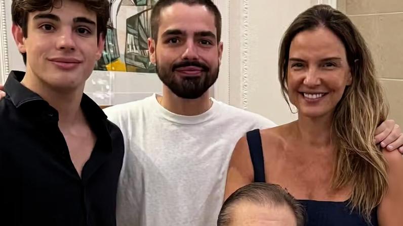 Faustão surge sorridente em clique com a família — Foto: Reprodução/Instagram