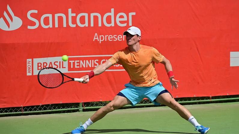 Brasileiros seguem rumos opostos em Sunrise; juvenis disputam as quartas