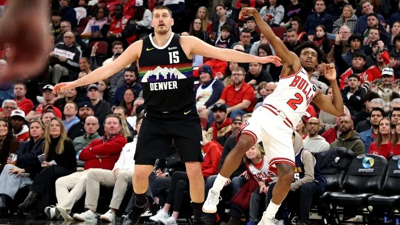 Jokic atinge marca histórica na NBA e faz o impossível parecer simples