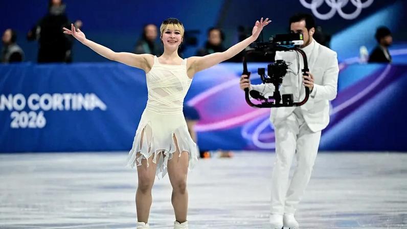 Jordan Cowan filma a patinadora Alysa Liu nas Olimpíadas de Inverno