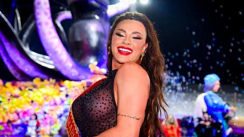 Juju Salimeni celebra noivo e fantasia antes do desfile, promete surpresa