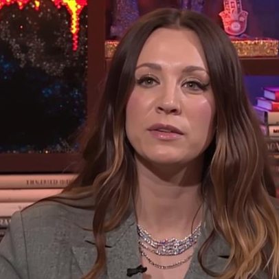 Kaley Cuoco critica Ashley Tisdale em controvérsia de grupo de mães tóxicas