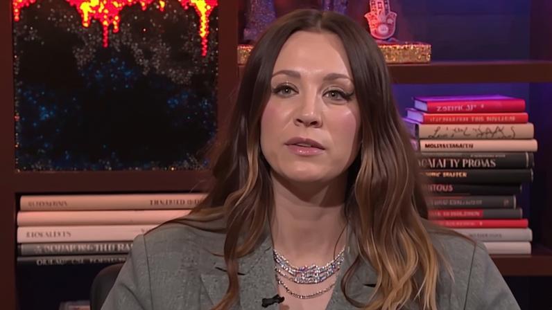 Kaley Cuoco critica Ashley Tisdale em controvérsia de grupo de mães tóxicas