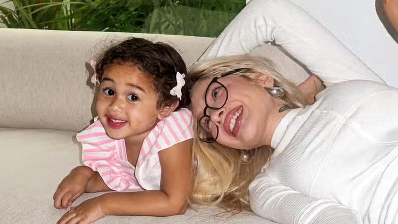 Karoline Lima e a filha, Cecília — Foto: Reprodução | Instagram