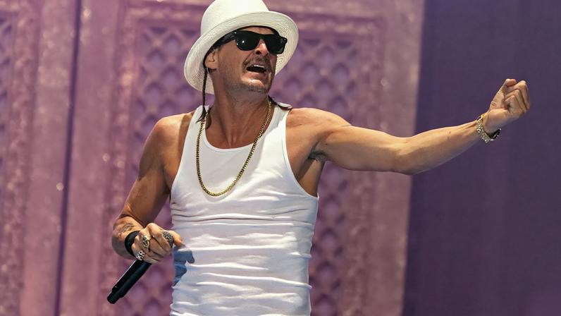 Kid Rock faz lip sync fraco em show anti-time da TPUSA