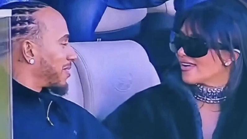 Kim Kardashian e Lewis Hamilton anunciam romance em aparição pública no SB 2026