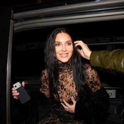 Kim Kardashian usa catsuit de renda em encontro secreto com Lewis Hamilton