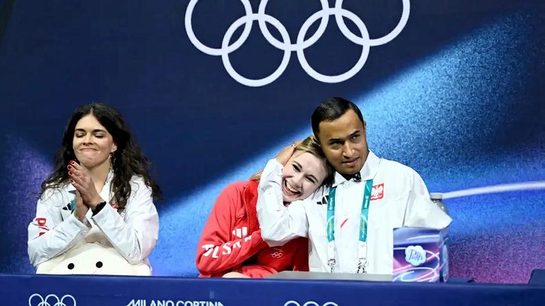 O treinador Florent Amodio abraça a patinadora Ekaterina Kurakova (Foto: WANG Zhao / AFP)