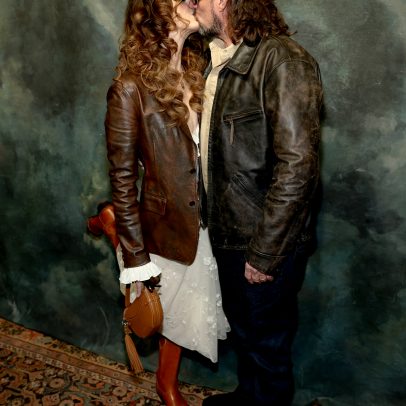 Lana Del Rey e marido se beijam em desfile da Ralph Lauren