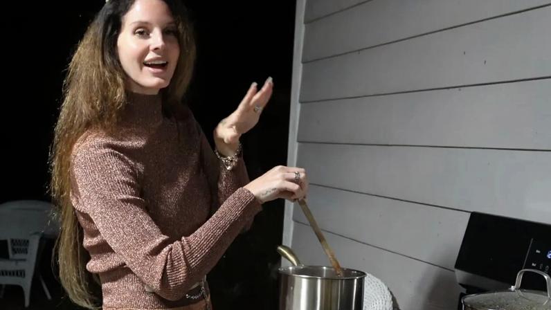 Lana Del Rey lança vídeo White Feather Hawk Tail Deer Hunter com tom lúdico