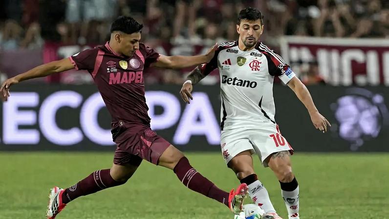 Arrascaeta em ação em Lanús x Flamengo pela Recopa Sul-Americana (Foto: JUAN MABROMATA / AFP)