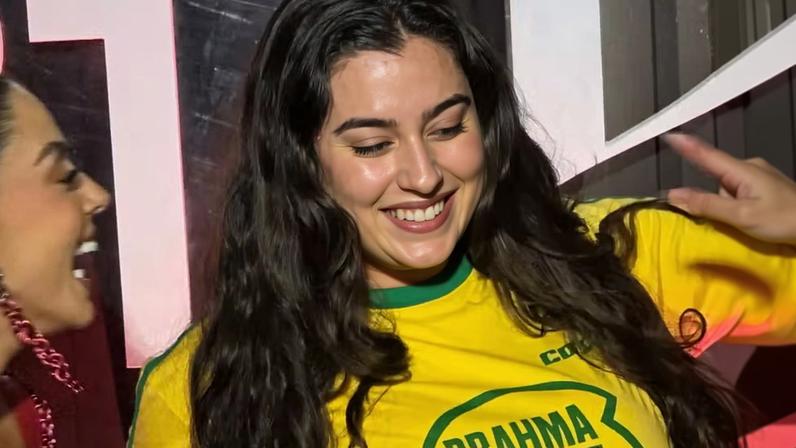 Lauren Jauregui curte Carnaval na Sapucaí
