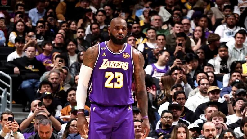 Lebron James durante partida contra o Dallas Maverick na NBA (Foto: Wally SKALIJ / GETTY IMAGES NORTH AMERICA / Getty Images via AFP)