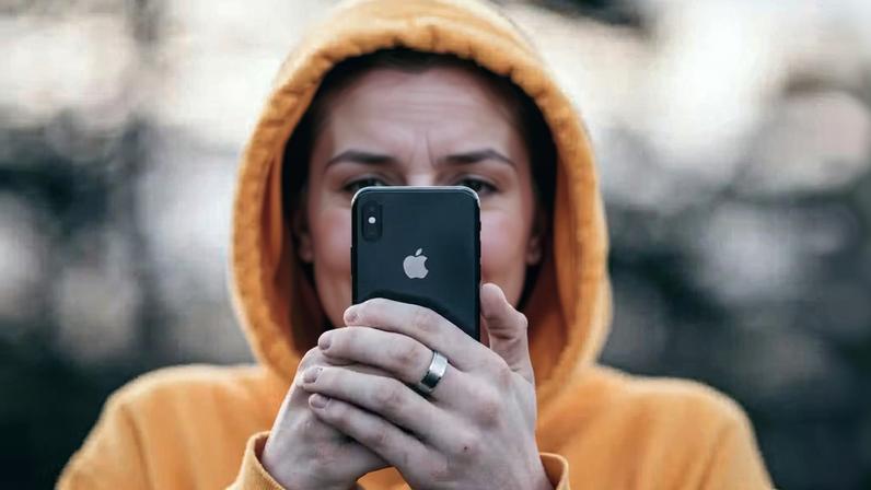 Adolescente utilizando o telefone celular — Foto: Liam Shaw/Unsplash