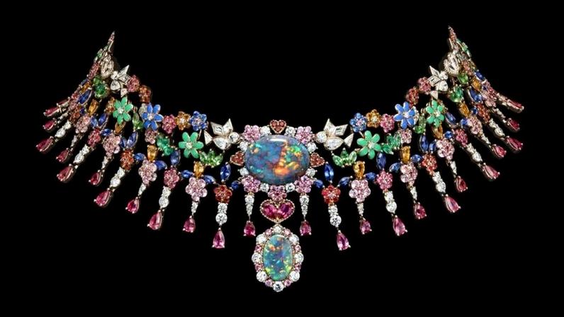 Coleção conta com 60 peças que desenham flora imaginária