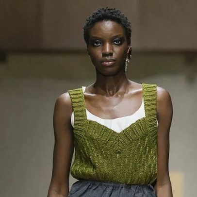 Prada apresenta 15 modelos, 60 looks e fórmula de styling
