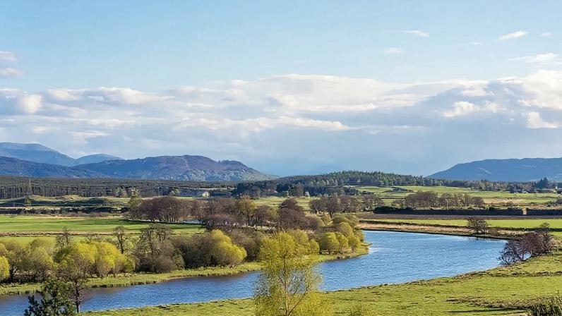 Vista do rio Spey em Moray, norte da Escócia