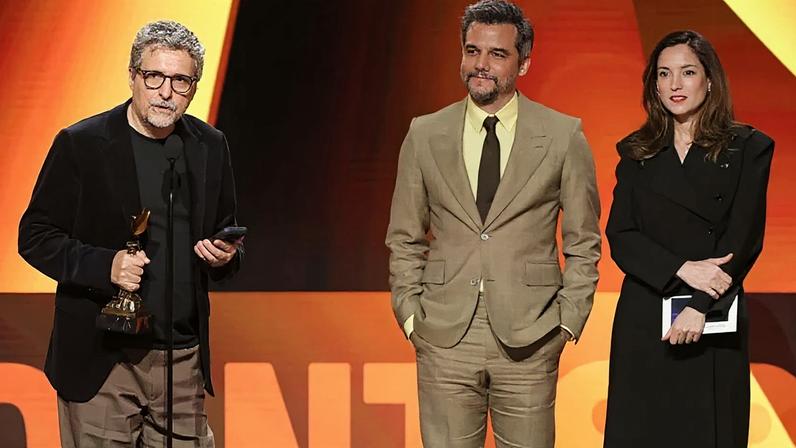 Kleber Mendonça Filho, Wagner Moura e Emilie Lesclaux aceitam o prêmio de Melhor Filme Internacional para "O Agente Secreto"