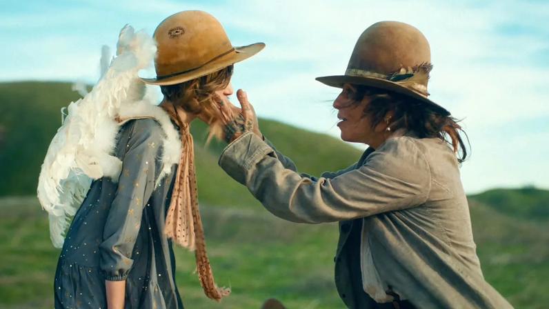 Linda Perry reinterpreta Beautiful para 2026, mantendo relevância