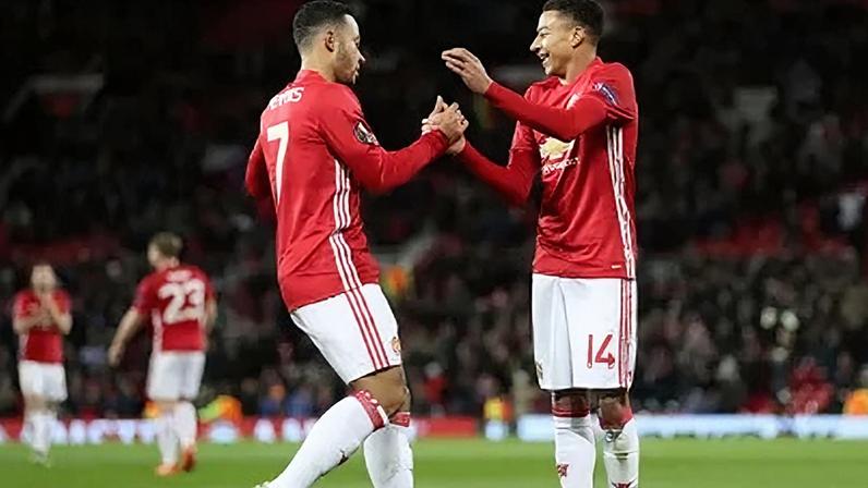 Memphis Depay e Jesse Lingard em ação pelo Manchester United, em 2016