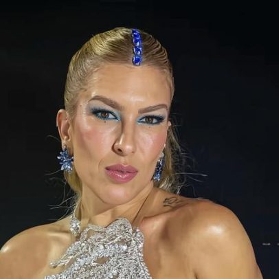 Lore Improta grávida usa look brilhante em trio de Pedro Sampaio