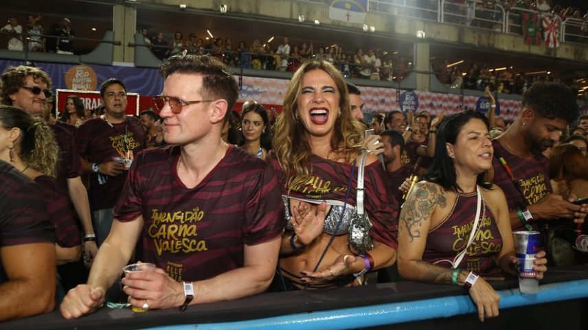 Luciana Gimenez com Matt Smith na frisa da Sapucaí — Foto: Dilson Silva / Agnews