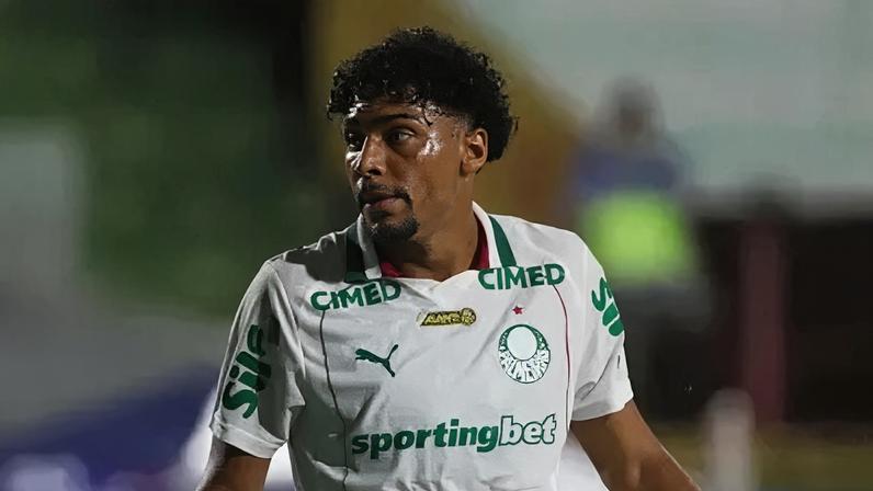 Palmeiras recebe proposta por atacante, mas negócio não avança