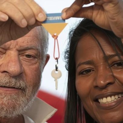 Desfile exalta marcas de Lula e ignora casos de corrupção