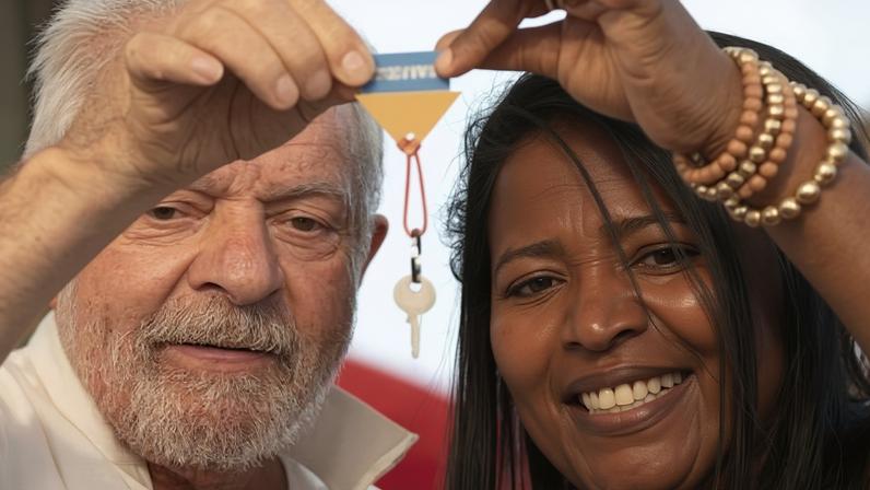 Desfile exalta marcas de Lula e ignora casos de corrupção