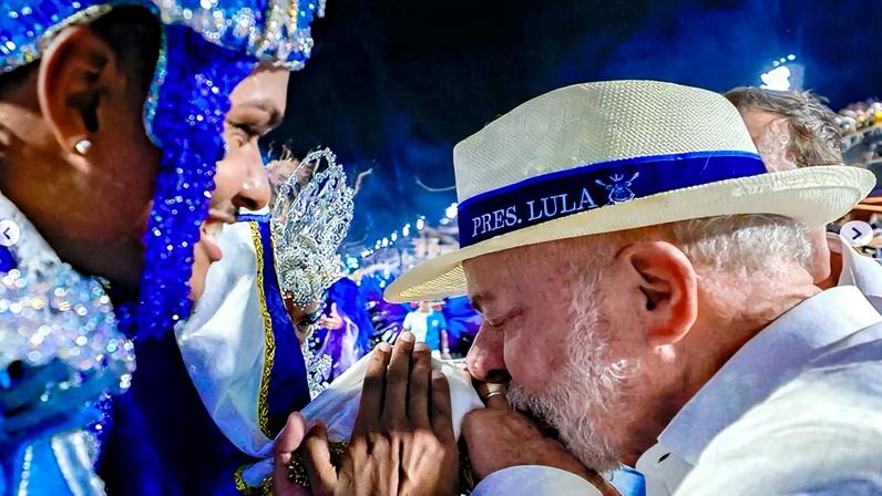 Lula afirma não ser carnavalesco em desfile que o homenageou