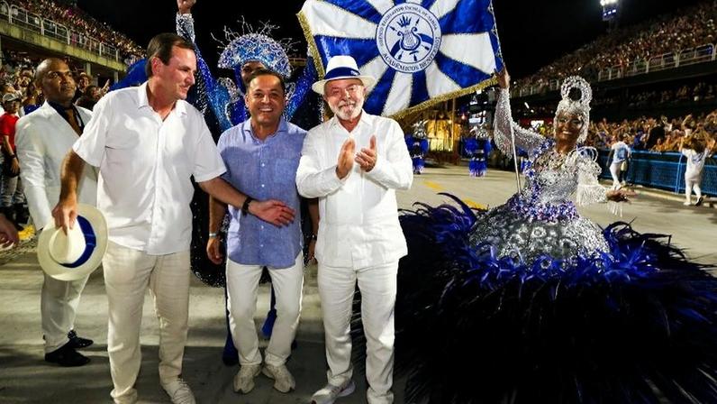 Lula com a porta-bandeira da Acadêmicos de Niterói na Sapucaí
