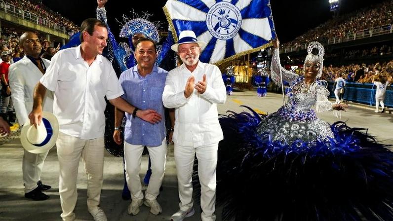 O presidente Lula com a porta-bandeira da Acadêmicos de Niterói na Sapucaí