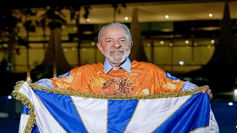 Lula com bandeira da Acadêmicos de Niterói