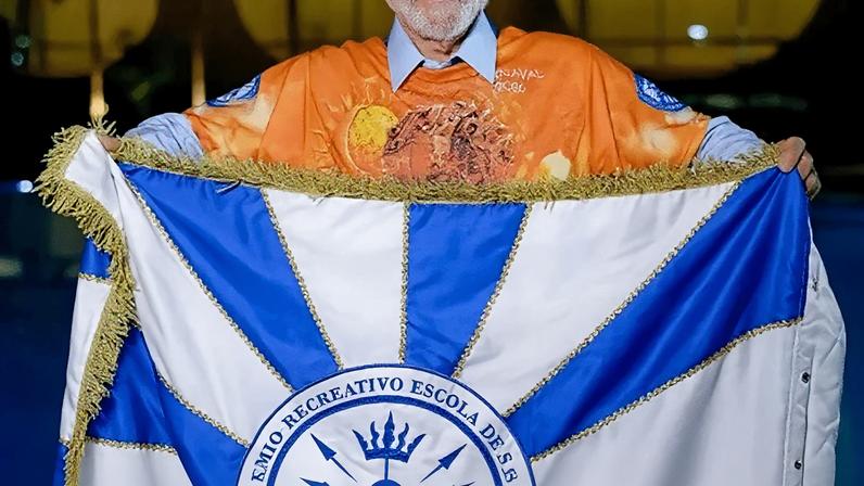 Lula com bandeira da Acadêmicos de Niterói