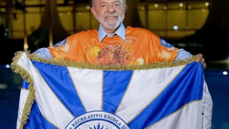 Lula com bandeira da Acadêmicos de Niterói