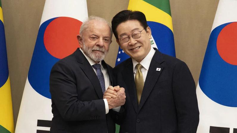 O presidente Luiz Inácio Lula da Silva e o presidente da Coreia do Sul, Lee Jae Myung, durante encontro nesta segunda (23). (Foto: JEON HEON-KYUN/EFE/POOL)