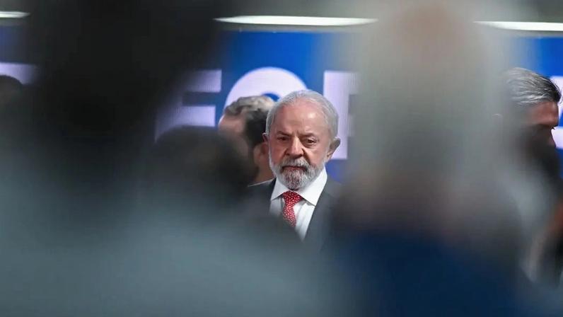 Pesquisa AtlasIntel aponta queda de 2 pontos percentuais na aprovação de Lula, superando a margem de erro. (Foto: André Borges/EFE)