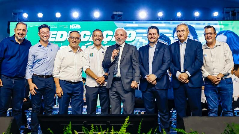 Lula ao lado dos prefeitos da região do Grande ABC paulista. (Foto: Ricardo Stuckert/PR)